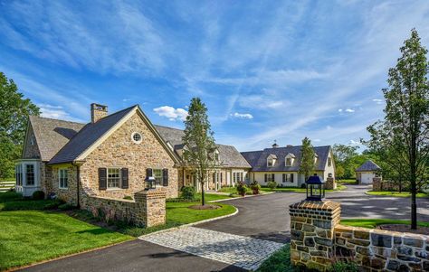 Saucon Valley Homestead - Archer & Buchanan Architecture House Mediterranean, Ranch Exterior, Interior Design Photography, Traditional Exterior, Inviting Home, Mountain Homes, Outdoor Inspirations, Timber Framing, Indoor Outdoor Living