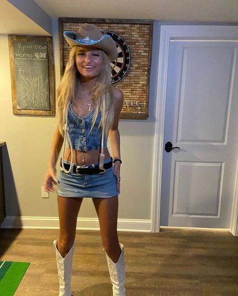 Hot Cowgirl Costume, Halloween Costumes Cowgirl, Cowgirl Costume Halloween, Summer Cowgirl Outfits, Costume Cowgirl, Wild West Outfits, Cowboy Halloween Costume, Cowgirl Outfits Halloween, Cowgirl Halloween Costume