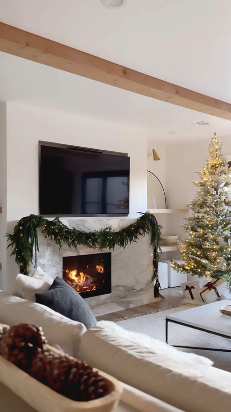 Old Southern Homes, Electric Fireplace Living Room, Basement Finish, Built In Shelves Living Room, Norfolk Pine, Rachel Parcell, Winter Inspo, Simple Look, Live In Style