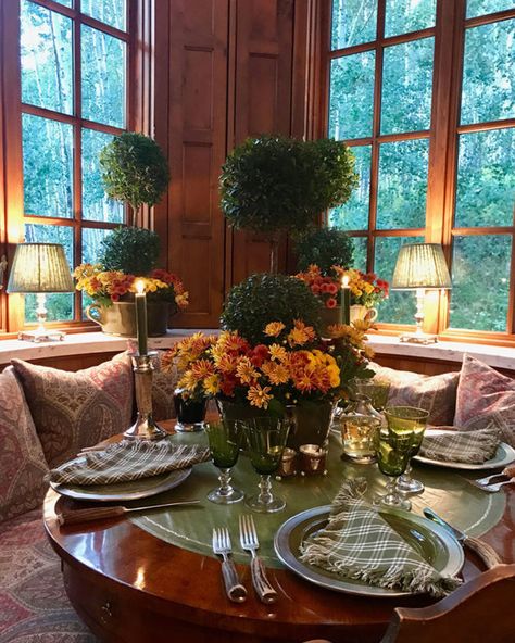 Life in the Mountains - Carolyne Roehm English Country House Interior, Carolyne Roehm, Charlotte Moss, Mountain Interiors, English Country Cottage, Country House Interior, Holiday Arrangement, Fall Tablescapes, Country Living Room