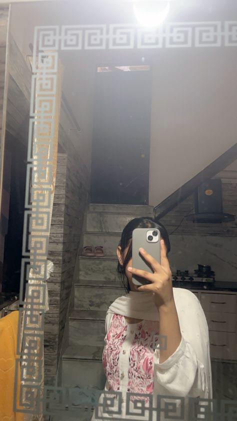 Aesthetic Picture Mirror Selfie, Girly Photography Mirror Selfie, Iphone Mirror Pics, Girly Snaps, Iphone Mirror Selfie, Lofi Songs, Dp Ideas, Creative Snaps For Snapchat, Snap Selfie