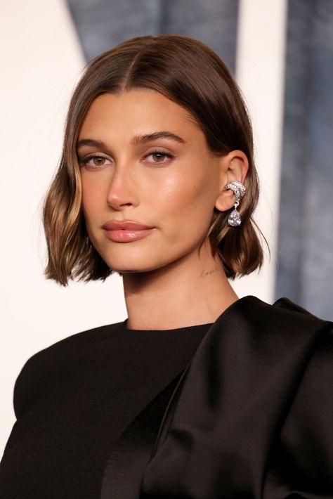 Hailey Beiber in black dress Chin Length Bob, Hair Mist, Hair Shows, Haircuts For Fine Hair, Volume Hair, Hailey Bieber, Hair Today, The Red Carpet, Bobs Haircuts