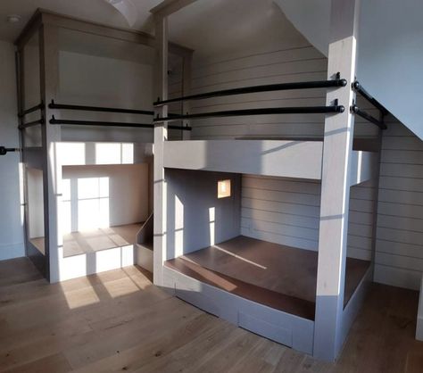 Great added sleeping area Gucci Home, Built In Bunkbeds, Corner Bunk Beds, Beach House Bedroom, Bunk Rooms, Bunk Bed Designs, Custom Built Ins, Bunk Room, Top Table