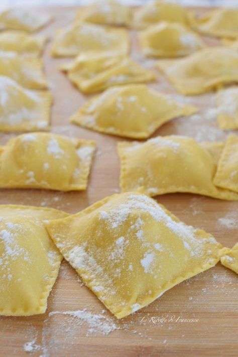 Ravioli fatti in casa ricotta e speck - LE RICETTE DI FRANCESCA Lemon Ravioli, Pasta Vegetarian, Spinach Ravioli, Ricotta Ravioli, Parma Italy, Filled Pasta, Sage Butter, Butter Pasta, Pasta Fatta In Casa