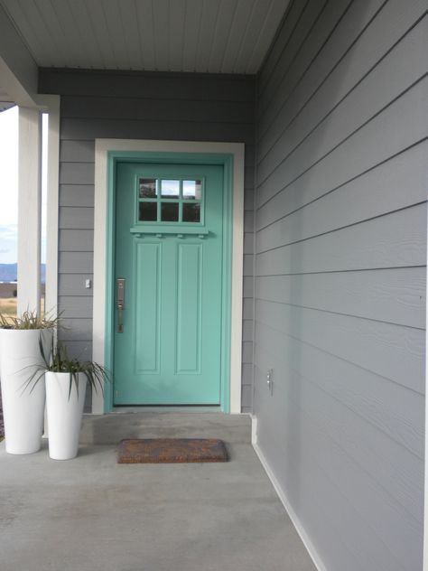 When I have my own house I shall have an aqua front door and gray paint exterior! Aqua Front Doors, Exterior Front Door Colors, Teal Front Doors, Teal Door, Paint House, Cafe Idea, Turquoise Door, Best Exterior Paint, Flip House