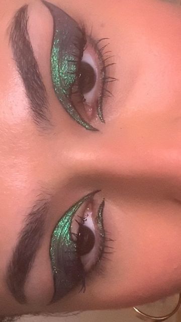 Green Vampire Makeup, Green Glitter Eyeshadow Looks, Black Green Makeup, Black And Green Makeup Looks, Black And Green Makeup, Choir Makeup, Green Goth Makeup, Brat Board, Dark Green Makeup