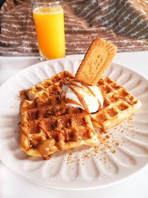 Luscious Lotus Waffles - Taystit by Hasna Biscoff Waffles, Yummy Waffles, Biscoff Biscuits, Crispy Waffle, Summer Breakfast, Breakfast Waffles, Waffles Maker, Cheat Day, Foodie Friends