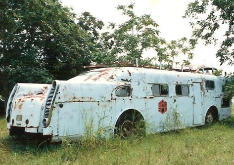 Steampunk Vehicle, Old Campers, Auto Retro, Cool Campers, Camper Makeover, Abandoned Cars, Vintage Trailers, Rat Rods, Vintage Camper