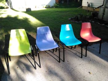 DIY ugly chair makeover | Crazy DIY Mom Painting Plastic Chairs, Kids Plastic Chairs, Crafting Desk, Outdoor Plastic Chairs, How To Whitewash Brick, Outdoor Decor Diy, Whitewash Brick, Diy Patio Ideas, How To Whitewash