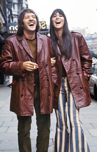 I LOVE this shot...they are truly laughing...would love to ask Cher if she remembers what was so funny! Cher 70s, Sonny And Cher, Look Disco, Cher And Sonny, Sonny Cher, I Got You Babe, Hallowen Costume, 70s Vibes, Famous Couples