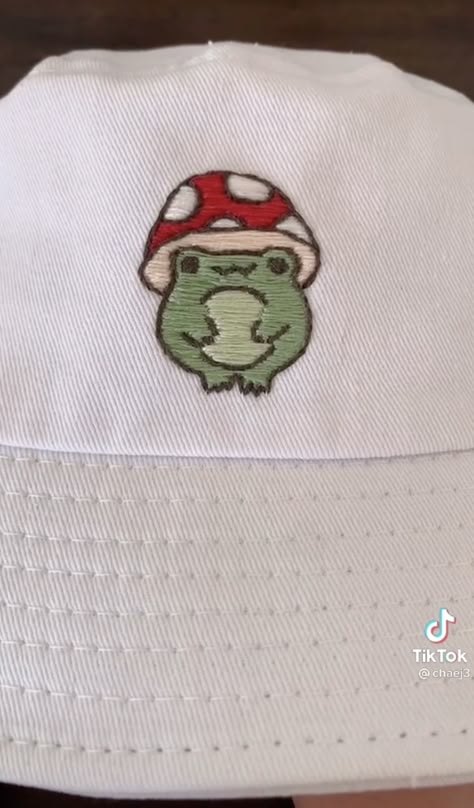 Frog And Mushroom Embroidery, Embroidered Frog Simple, Embroidery Patterns Aesthetic, Cute Frog Embroidery, Cute Small Embroidery Ideas, Embroidery Inspo Aesthetic, Aesthetic Embroidery Designs, Embroidery Patterns Easy, Embroidered Frog