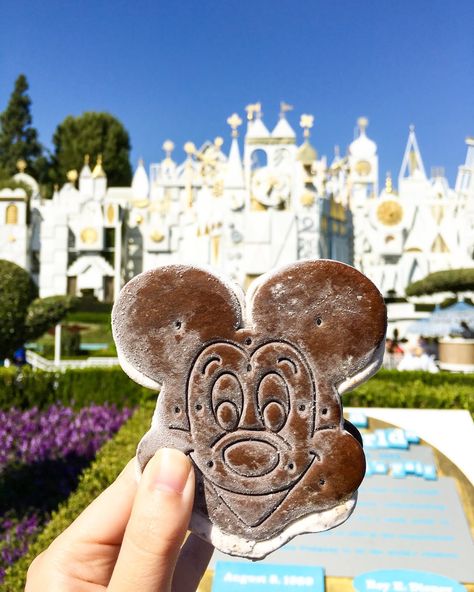 Mickey Ice Cream Bar, Best Disneyland Food, Mickey Ice Cream, Mickey Mouse Themed Birthday Party, Disney Desserts, Disneyland Food, Disney Treats, Ice Cream Bar, Ice Cream Sandwiches