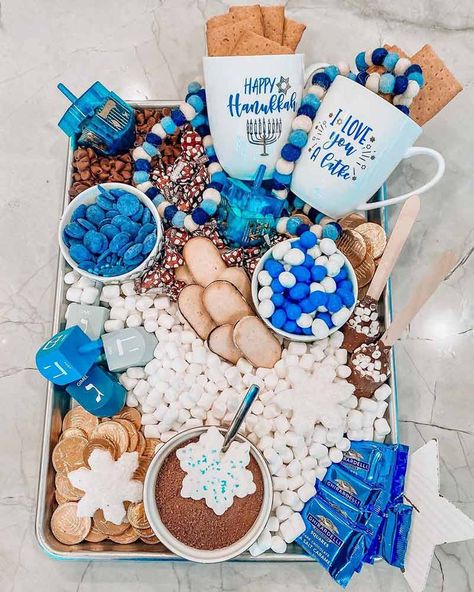 Hanukkah Table Setting, First Night Of Hanukkah, Hanukkah Traditions, Feasts Of The Lord, Candy Board, Charcuterie Board Ideas, Hanukkah Food, Chanukah Party, How To Celebrate Hanukkah