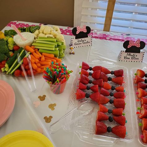 Minnie Mouse Birthday Party Ideas Fruit, Oh Twodles Birthday Party Decorations, Oh Twiddles Birthday Cake, Minnie Food Ideas, Minnie Mouse Snack Table, Minnie Mouse Desert Ideas, Oh Twodles Birthday Party Food, Food For Minnie Mouse Birthday Party, Minnie Mouse Themed Food Ideas