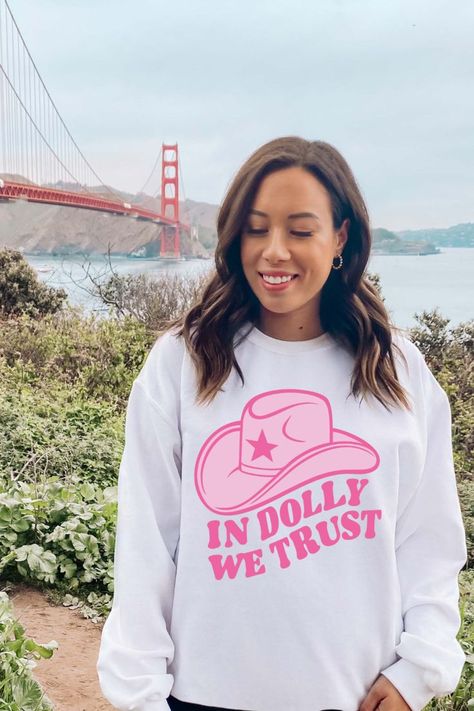 In Dolly We Trust Matching Nashville Shirts, Pink Retro Cowboy Hat Western Sweatshirt Dolly Parton Merch, Dolly Shirt Ideas, Dolly Parton Tshirts, Dolly Parton Birthday Cake, Dolly Parton Bachelorette Party, Dolly Disco, Dolly Parton Birthday Party, Country Sweet 16, Retro Western Aesthetic