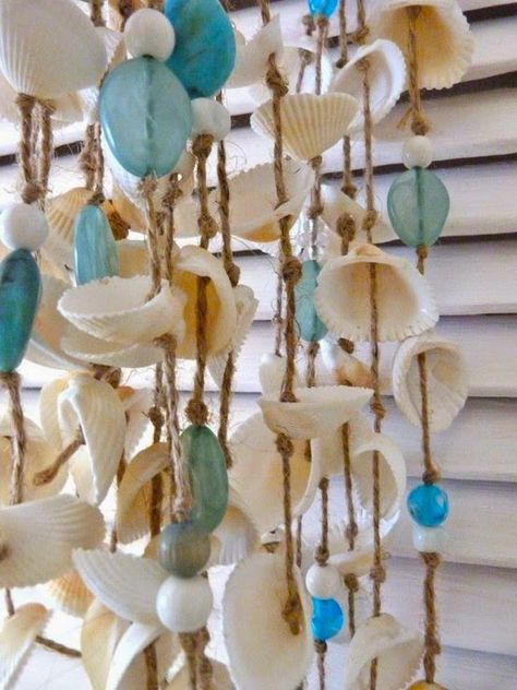 Carillons Diy, Make Wind Chimes, Deco Marine, Shell Wind Chimes, Deco Nature, Glass Wind Chimes, Diy Wind Chimes, Seashell Art, Beach Crafts