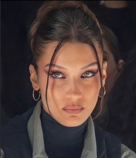 Makeup For Night Out, Bella Hadid Makeup, Prom Eye Makeup, Hair Tips Video, Glamorous Makeup, Slick Hairstyles, Makeup Looks Tutorial, Sleek Hairstyles, Penteado Cabelo Curto