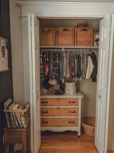 Easy Closet Organization Ideas, Small Closet Organizer, Bedroom Dresser Organization, Closet Organizer Ideas, Easy Closet Organization, Easy Closet, Organizing Inspiration, Marie Kondo Organizing, Nesting With Grace