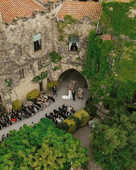 More than 100 people travelled from all ends of the world to celebrate Madeleine & Jared in a small town just outside Barcelona, Spain. Man, did we celebrate. A fiesta, if you may. Wedding planner @emmestudiobcn Photo and film @riesography_ Venue @la_baronia @thewed Florals @daniel.lafuente_projects DJ @ilsotecweddings MUAH @teresasnowball_co Mobiliario @ahrental Fotomatón @smybox.es Cake @carlmeryscakes Live painter @_arzu_su_ Content creator @crissy.ka Live Painter, Positano Beach, Jane Hill, Unique Destination Wedding, May Wedding, Destination Wedding Photos, Vogue Spain, Barcelona Spain, End Of The World