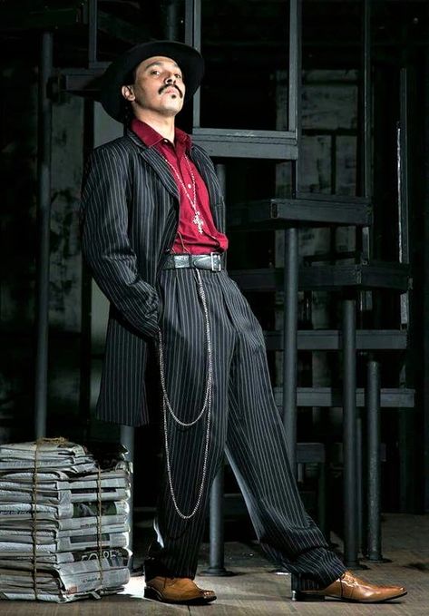 Michael Uribes as El Pachuco in the revival of the Broadway play & 1981 movie 'Zoot Suit' both written & directed by the remarkable and inspiring Luis Valdez who founded El Teatro Campesino in 1965 whose creative spirit is still flourishing in the 21st century. This California-based Latino performing arts organization is now acclaimed the world over. Zoot Suit Aesthetic, Zoot Suit Women, Mexican Suit, Zoot Suit Wedding, Pachuca Style, Chicano Fashion, Gangster Suit, Suit With Hat, Gangster Outfit