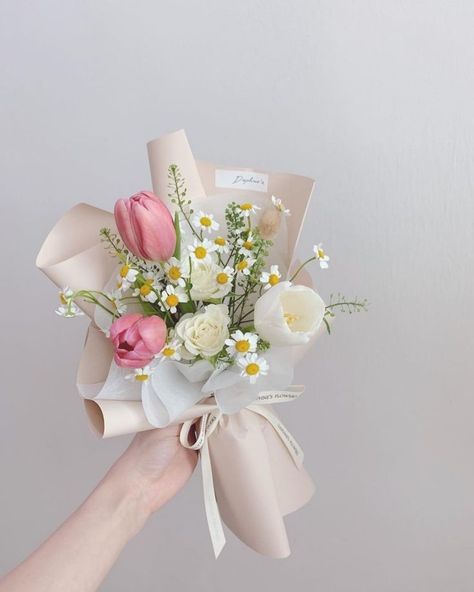 Cute Flower Bouquets Simple, Flower Bouquet Graduation Gift Ideas, Tiny Bouquet Of Flowers, Small Graduation Bouquet, Small Floral Bouquet, Cute Small Flower Bouquet, Small Flower Bouquet Aesthetic, Bouquet Graduation Ideas, Trader Joe’s Bouquet