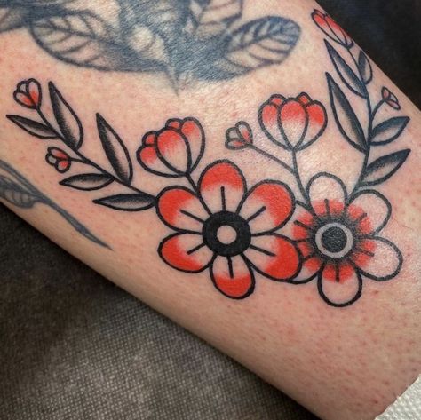 Traditional American Sleeve, Old School Poppy Tattoo, American Traditional Bracelet Tattoo, Traditional Flower Vine Tattoo, American Traditional Vines, Old School Flowers Tattoo, Floral Tattoo Traditional, Dainty Traditional Tattoos, Feminine American Traditional Tattoos Flower