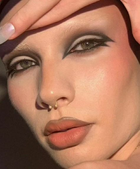 No Eyebrows Makeup Look, Editorial Eyeshadow, Smokey Editorial Makeup, Work Makeup Looks, Smokey Eye Editorial Makeup, No Eyebrows Makeup Look Editorial, Glossy Editorial Makeup, No Eyebrows, Runway Smokey Eye