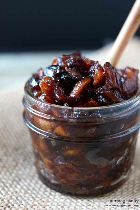 Apple Raisin Chutney Recipe, Apple Onion Chutney, Crabapple Chutney, Apple Chutney Recipe, Bacon Onion Jam, Bacon Jam Recipe, Savory Jam, Onion Chutney, Apple Chutney