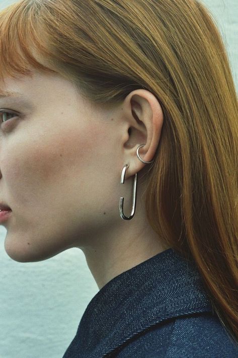 Maria Black-Orecchino ovale d'argento Ear Cuff Piercing, Black Jewellery, Small Silver Hoop Earrings, Jewelry Product Shots, Piercing Earrings, Hammered Hoop Earrings, Art Jewelry Contemporary, Gold Ear Cuff, Silver Ear Cuff