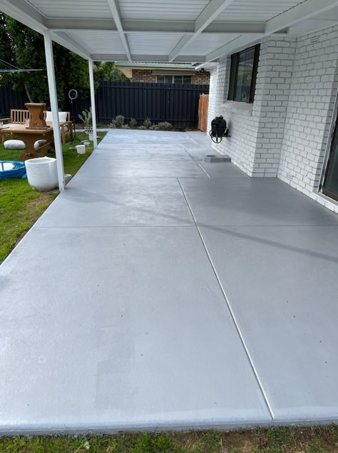 DIY: How to paint concrete Outdoor Concrete Floors, Concrete Floors Diy, How To Paint Concrete, Paint A Wall, Pool Paving, Paint Concrete Patio, Paint Concrete, Concrete Painting, Painting Front Porch