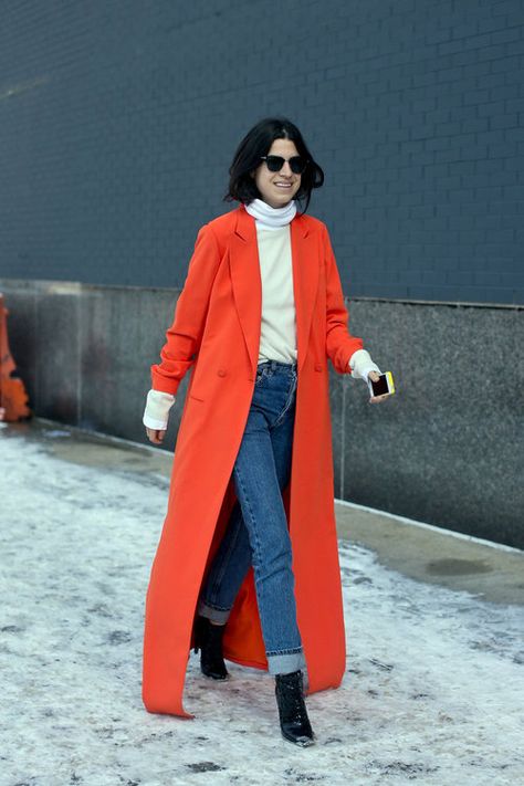 Leandra Medine Mantel Cape, Orange Trends, Outfit 2023, Orange Coat, Leandra Medine, Winter Mode, Weekly Outfits, Red Coat, Coat Outfits