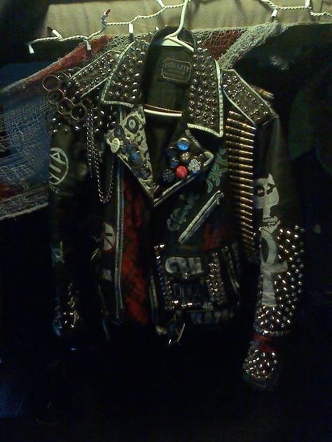 Punk Leather Jacket, Battle Jackets, Punk Fashion Diy, Punk Jacket, Grunge Jacket, Punk Boy, Punk Culture, Punk Looks, Crust Punk