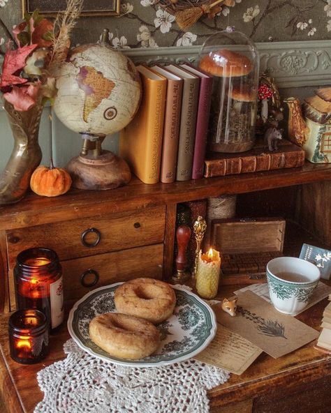 Hobbitcore Living Room, Cottagecore Home Decor Living Room, Autumn Cottagecore Decor, Hobbit Room Decor, Cottagecore Shelf Decor, Cozy Tea Aesthetic, Vintage Salon Aesthetic, Hobbit Aesthetic Home, Hobbitcore Decor