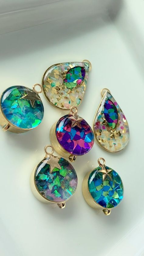 Diy Resin Earrings, Flower Resin Jewelry, Epoxy Resin Diy, Resin Crafts Tutorial, Resin Jewelry Diy, Resin Jewelry Making, Epoxy Resin Crafts, Diy Resin Art, Diy Resin Crafts