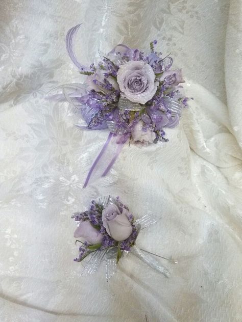 Matching lavender corsage and boutonniere Light Purple Corsage And Boutonniere, Lilac Corsage And Boutonniere, Lavender Corsage And Boutonniere, Purple Corsage And Boutonniere, Prom Flower Bracelet, Diy Corsage Wristlet, Corsage Lavender, Lavender Corsage, Purple Corsage