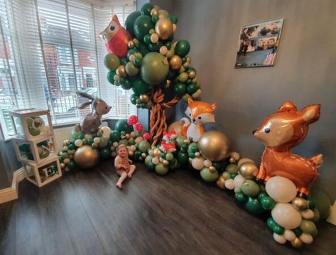 Woodland Animal Baby Shower Balloon Display Woodland Balloon Bouquet, Highcliffe Castle, Abc Soup, Shower Balloons, Jumbo Balloons, Balloon Display, Baby Shower Woodland Theme, Balloon Stands, Balloon Arrangements