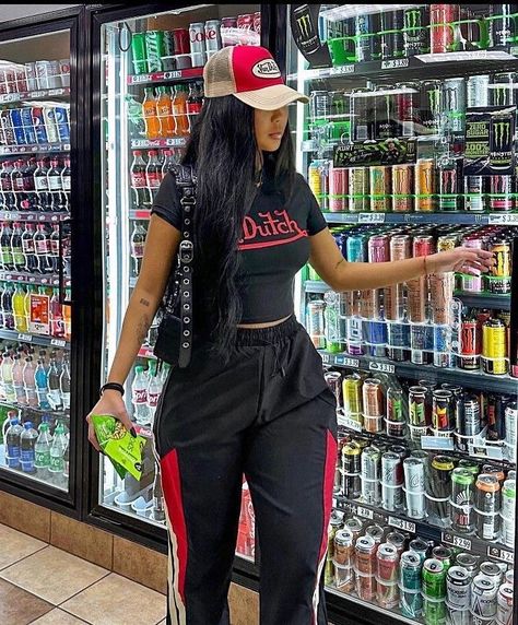 Y2k Fashion Street Styles Baddie, Streetwear Picture Ideas, Y2k Outfits Street Styles Baddie, Von Dutch Outfit, Dutch Outfit, Insta Baddie Fits, Look Hip Hop, Baddie Summer Outfits, Summer Outfits 2024