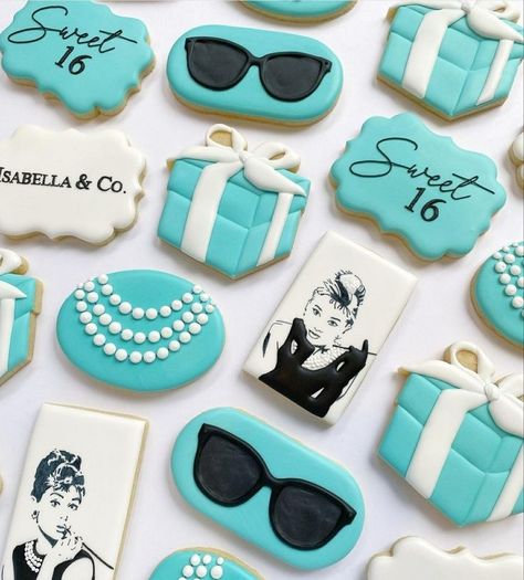 Tiffany Cookies Decorated, Tiffany Cookies Royal Icing, Tiffany And Co Cookies Decorated, Breakfast At Tiffany's Cookies, Tiffany Blue Cookies, Tiffany And Co Cookies, Tiffany And Co Party, Tiffany Blue Centerpieces, Icing Cookies Tutorial