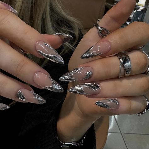 Unique, handmade stiletto press-on nails with a shimmering chrome finish Ongles Goth, Sliver Nails, Silver Acrylic Nails, Almond Press On Nails, Silver Nail Art, Chrome Nails Designs, Gothic Nails, Pumpkin Nails, Nagel Tips