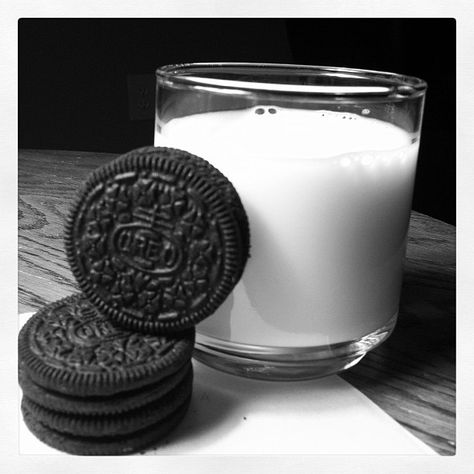 Oreaos and milk Oreo And Milk, Oreos And Milk, Oreo Milk, Oreo Dessert, Free Snacks, My Office, Oreo Cookies, Office Building, Glass Of Milk