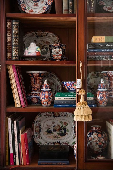 beautiful shelf style with imari China Hutch Decor, Southern Interior, Vignette Styling, Elegant Entryway, Hutch Decor, Decorating Bookshelves, Bookcase Styling, Bookcase Decor, Hearth Room