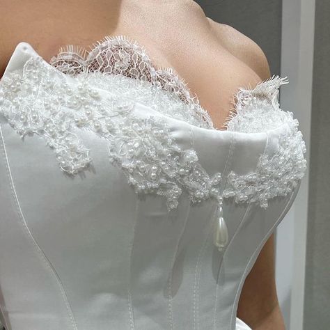 BEGONIA on Instagram: "CHLOE✨" Structured Corset Wedding Dress, Lace Off Shoulder Wedding Dress, Bridal Corset Top, Wedding Dress Corset, Wedding Dress Off The Shoulder, Bridal Aesthetic, Queen Wedding Dress, Plain Wedding Dress, Wedding Corset