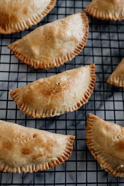 Picadillo Empanadas, Mexican Picadillo, Beef Patties Recipes, Baked Empanadas, Jamaican Beef Patties, Creole Food, Recetas Salvadorenas, Chicken Empanadas, Recetas Puertorriqueñas