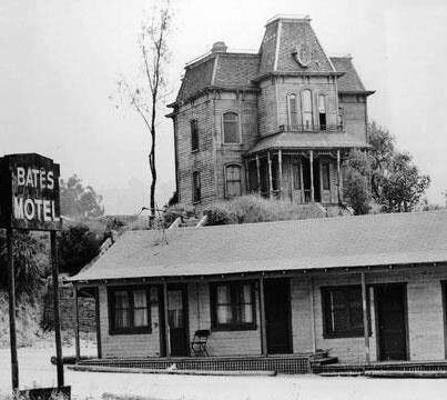 Bates Motel / Psicho Bates Hotel, Movie Houses, Horror Scream, Scary Houses, Alfred Hitchcock Movies, Horror Movies Scariest, Norman Bates, Anthony Perkins, Bates Motel