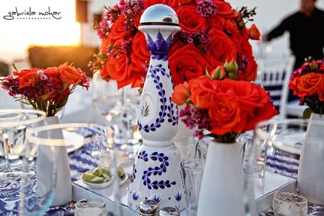 Elegant Mexican Wedding, Talavera Wedding, Mexican Inspired Wedding, Mexican Bridal Showers, Mexican Themed Weddings, Bright Wedding Colors, Hacienda Wedding, Red Bouquet Wedding, Spanish Wedding