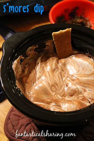 S'mores Dip | Whether you dip graham crackers or fresh fruit in it, this dip is outta this world!! #appetizer #dip #recipe #smores #chocolate Smore Dip Crockpot, S’mores Dip Crockpot, Slow Cooker Smores Dip, S’more Dip Crockpot, S’more Dip Recipe, Crockpot Smores Dip, S’mores Dip Recipe, Crockpot Dips, Smores Dip Recipe