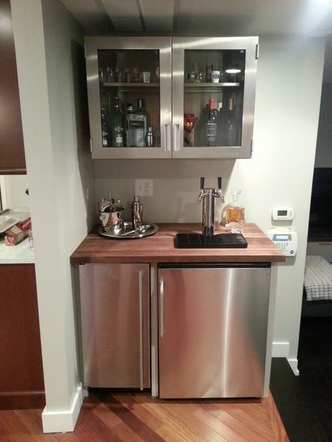 Bar with medical cabinet, kegerator and ice maker Kegerator Cabinet Diy, Kegerator Bar Ideas, Kegerator Cabinet, Kegerator Bar, Diy Basement Bar, Kegerator Diy, Garage Game Rooms, Medical Cabinet, Simple Living Room Decor