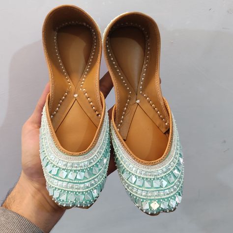 Punjabi Jutti Design, Jutti Design, Pakistani Khussa, Indian Footwear, Girls Footwear, Best Couple Pictures, Punjabi Jutti, Dress Book, Embroidered Clutch