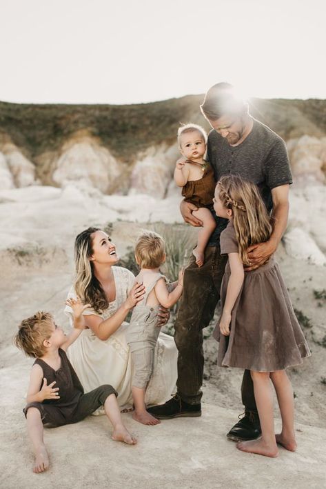 What to Wear tips for family photography sessions for clients looking for styling ideas Stormy Solis, Neutral Family Photos, Family Photography Outfits, Family Portrait Outfits, Family Photo Colors, Cute Family Photos, Summer Family Photos, Family Photoshoot Outfits, Family Picture Poses