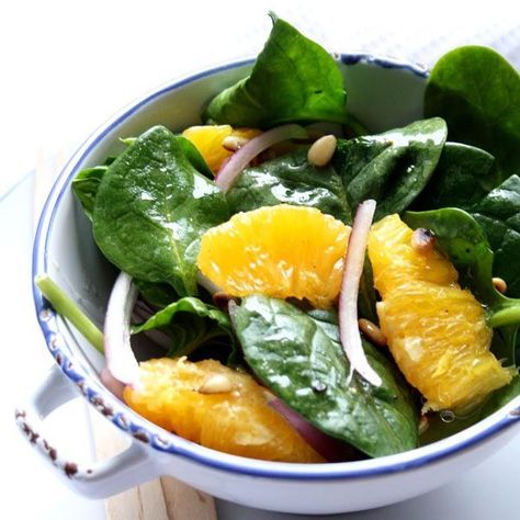 Fresh cooking: Spinach and Orange Salad — Eatwell101 Recipe With Red Onion, Healthy Salads Recipes, Recipe For Salad, Recipes For Salads, Orange Salad Recipes, Cooking Spinach, Leafy Salad, Spinach Salad Recipes, Salads Recipes